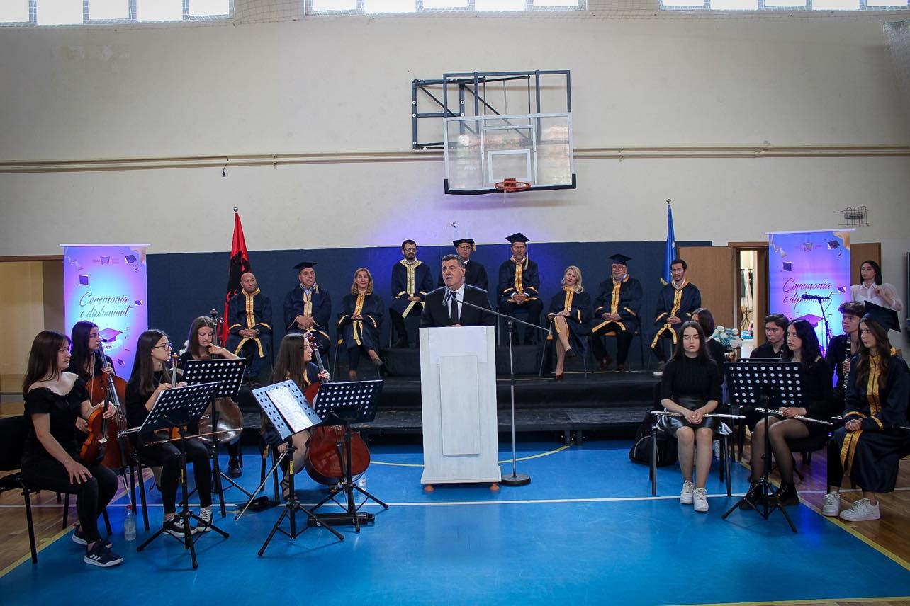 Në ceremoni madhështore, diplomojnë maturantët e dy shkollave të Gjilanit