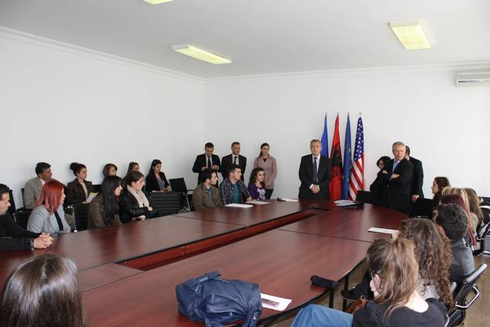 Komuna e Mitrovicës ndan 40 bursa për studentë