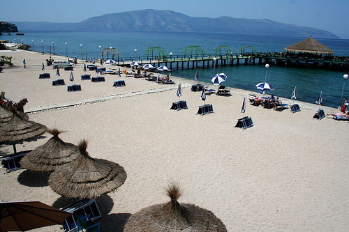 Temperaturat e larta, në Vlorë nis plazhi