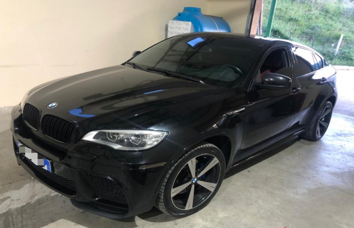 Policia identifikon dy automjete BMW X6 të vjedhura 