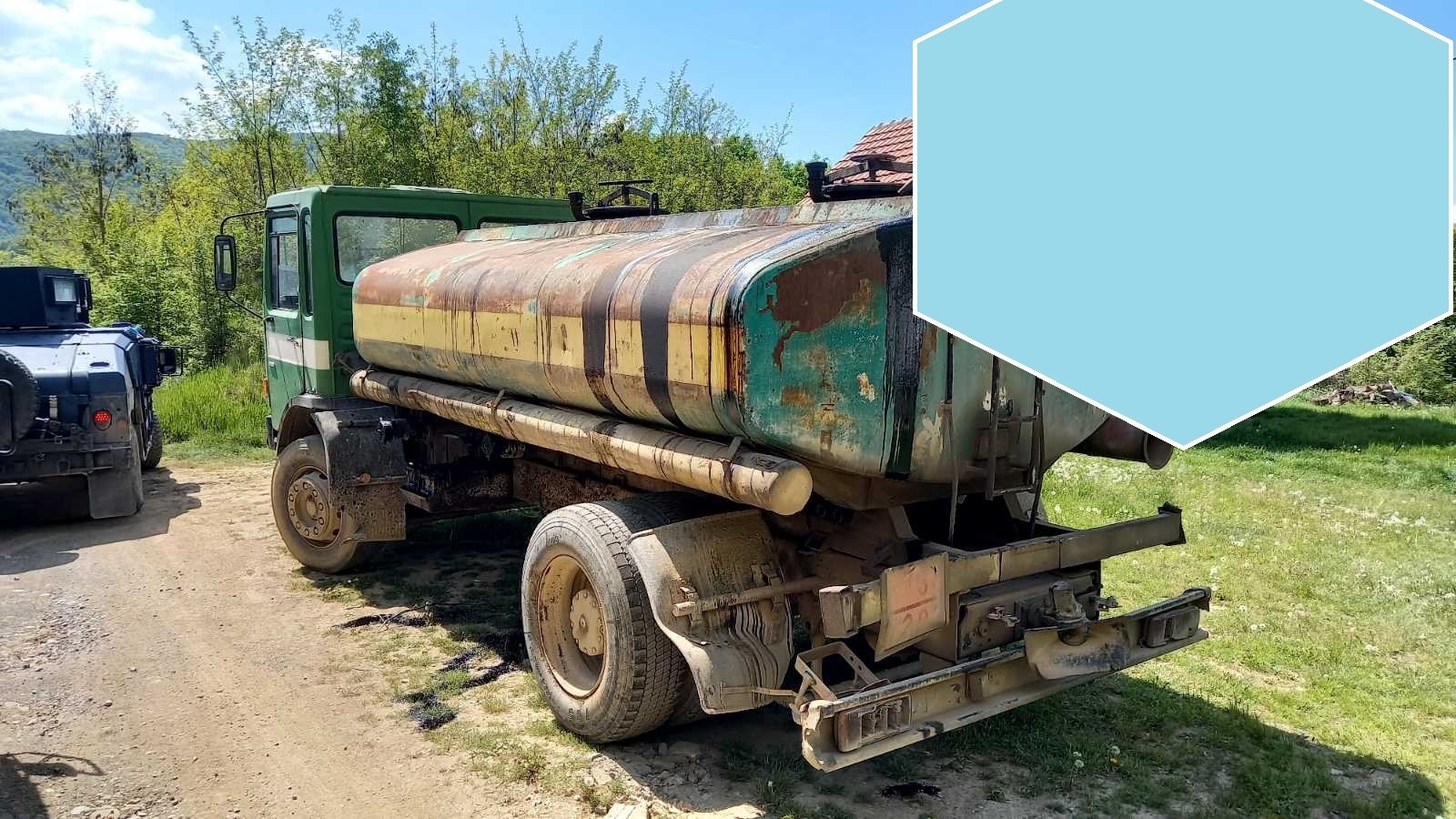 Policia kap një kamion cisternë me naftë dhe mallra të tjera ilegale nga Serbia  