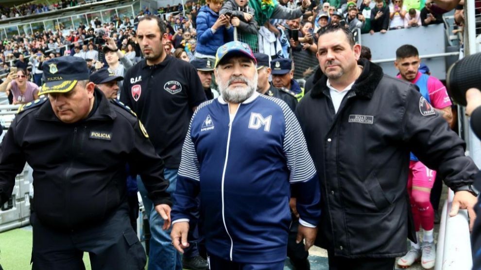 Maradona shtrohet në spital