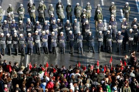 Greqi, 300 protestues “zaptojnë” Ministrinë e Financave 