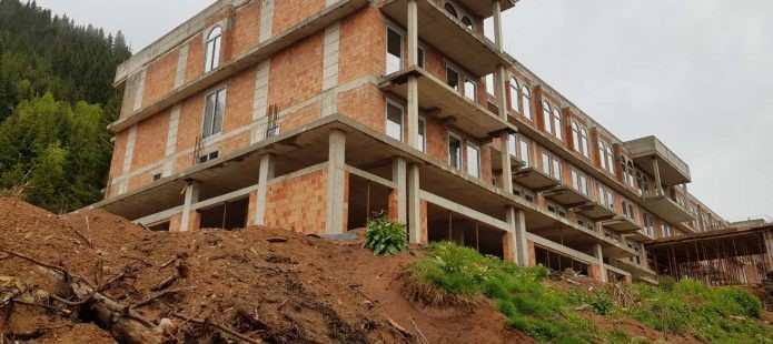 Gjykata dënon ndërtuesin por nuk urdhëron rrënimin e hotelit pa leje në Rugovë