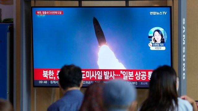 Koreja e Veriut lëshon raketë balistike mbi Japoni 