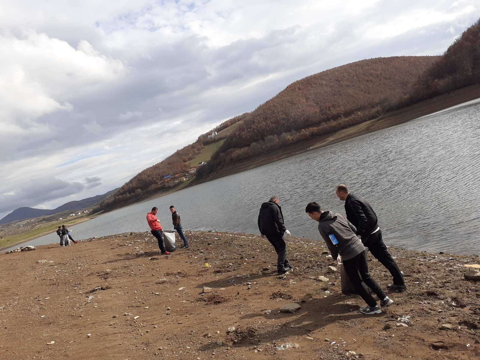 Pastrohet liqeni i Batllavës, apelohet që të mos ndotet uji