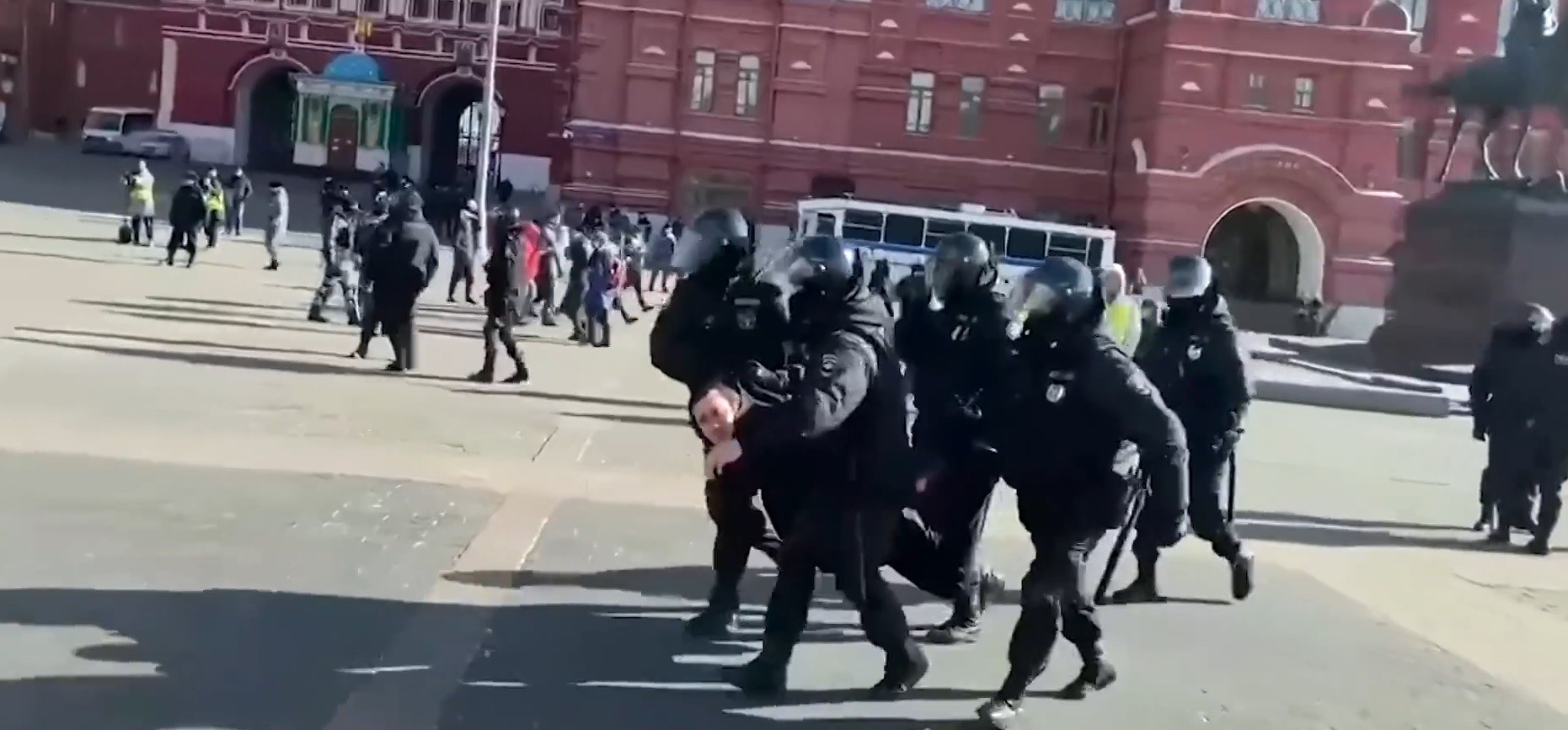 Policia ruse arreston qindra protestues kundër luftës në Ukrainë 