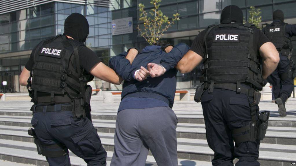 Policia arreston një person të dyshuar për krime lufte kundër popullsisë civile