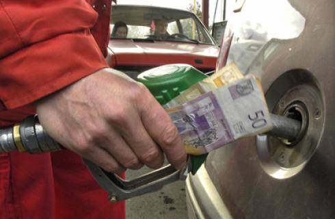  Rriten çmimet e naftës për shkak të tensioneve në Evropë dhe Lindjen e Mesme