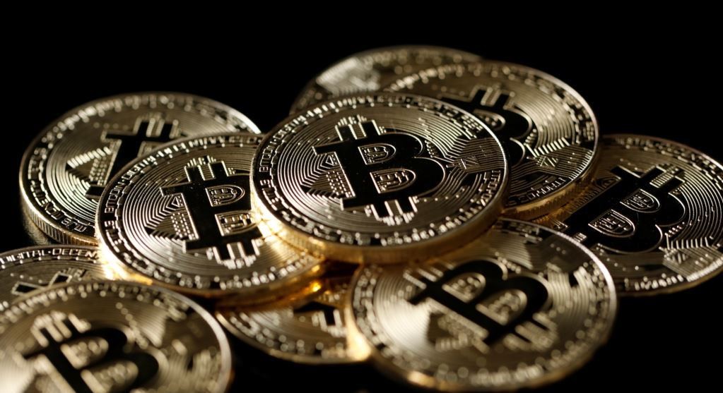 Vlera e Bitcoin-it bie për 50 për qind 