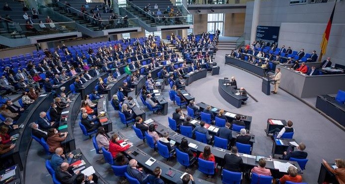 Bundestagu voton për dërgimin e armëve të rënda në Ukrainë