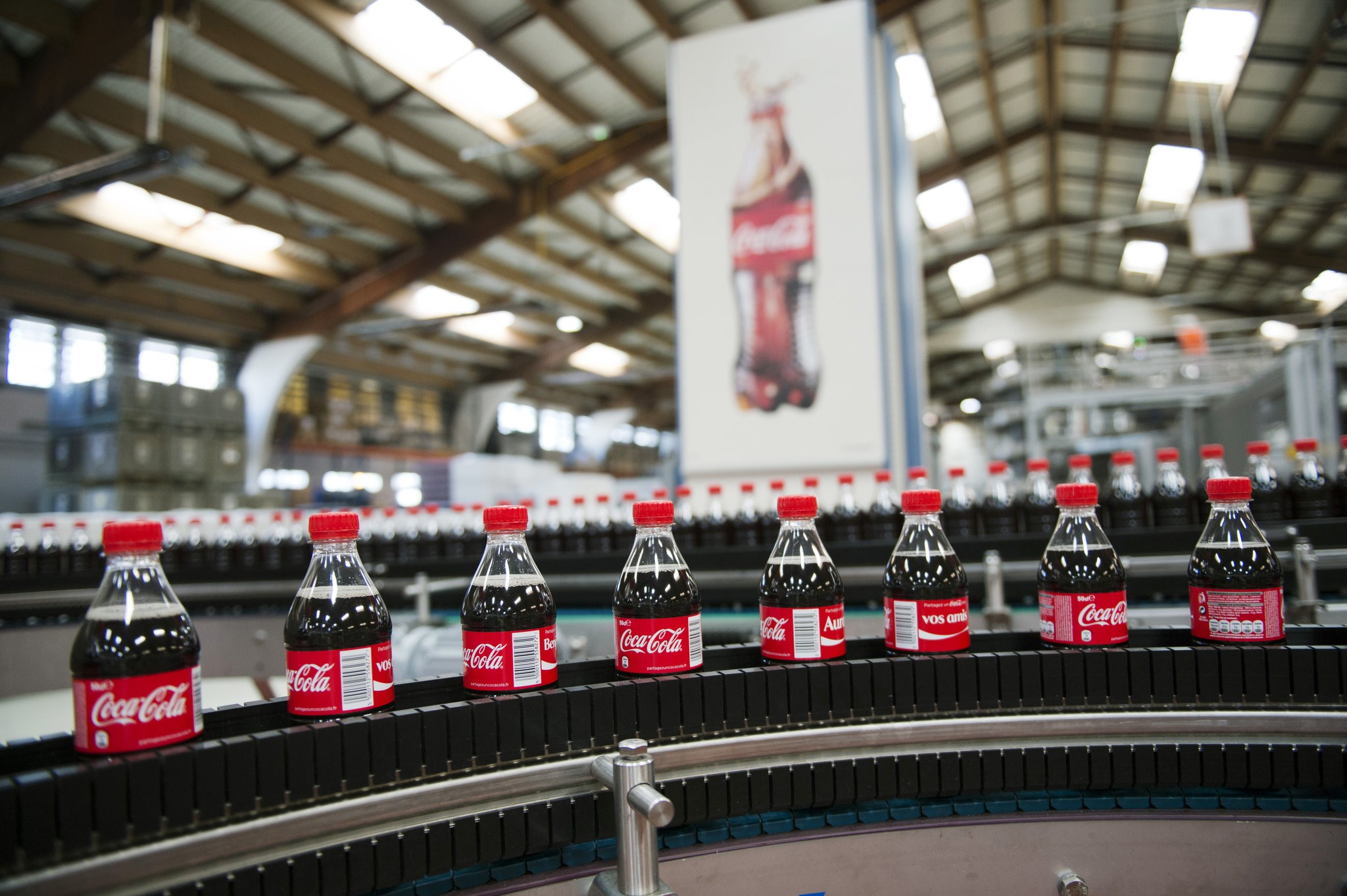 Coca-Cola pezullon biznesin në Rusi