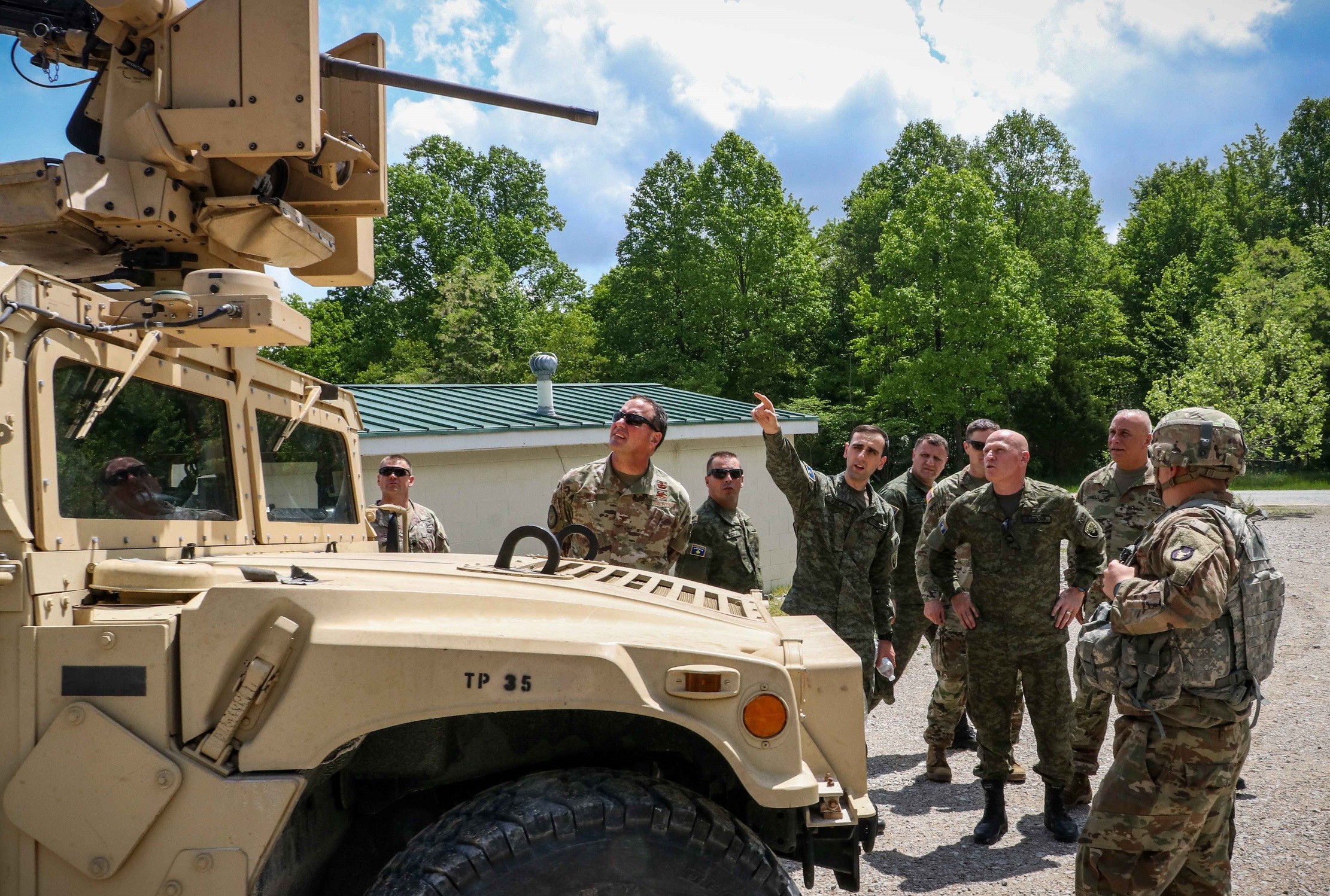 Gjeneral Jashari përcolli nga afër stërvitjet e këmbësorisë në Ajova