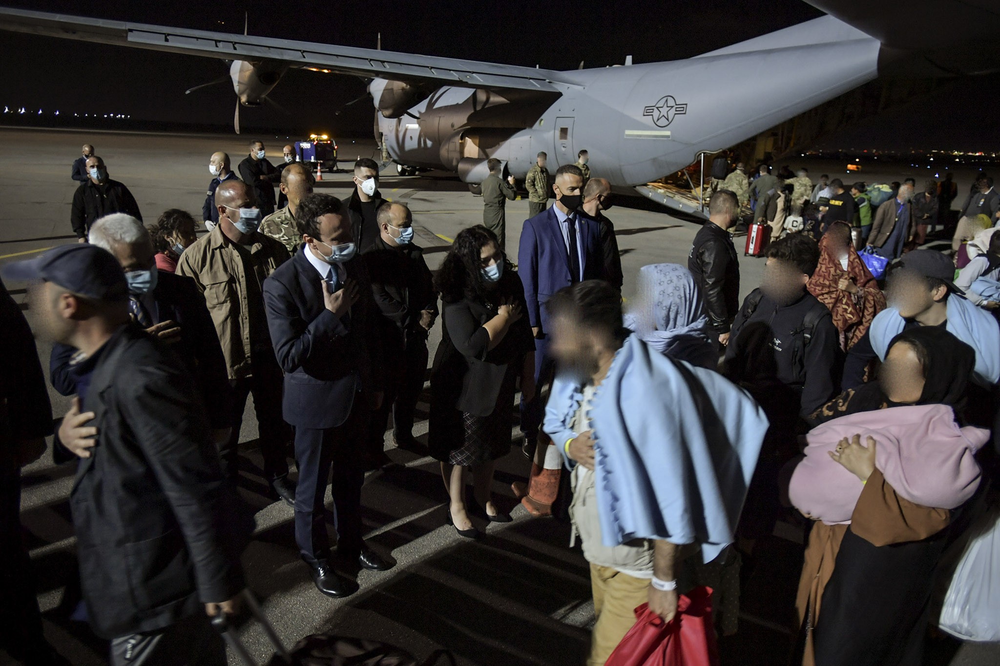 Kosova mirëpret grupin e parë të afganëve të evakuuar  