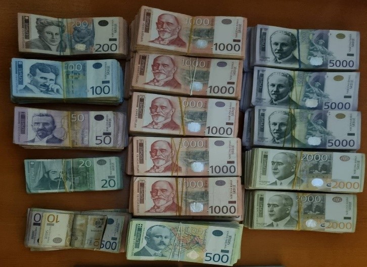 Policia kufitare identifikon dhe konfiskon një shumë të madhe parash