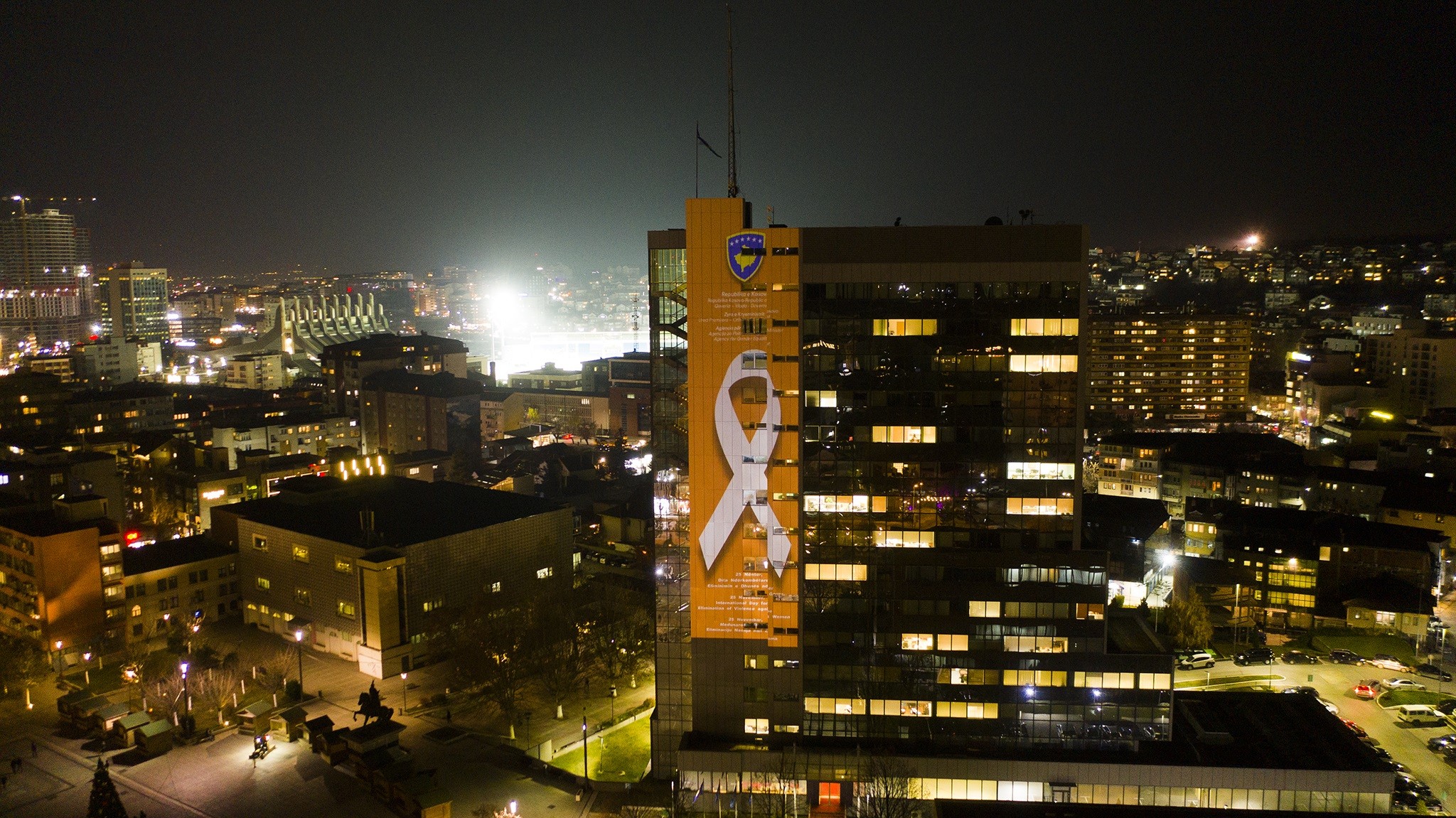 Ndërtesa e Qeverisë ndriçohet me të portokalltë, simbolikë kundër dhunës 