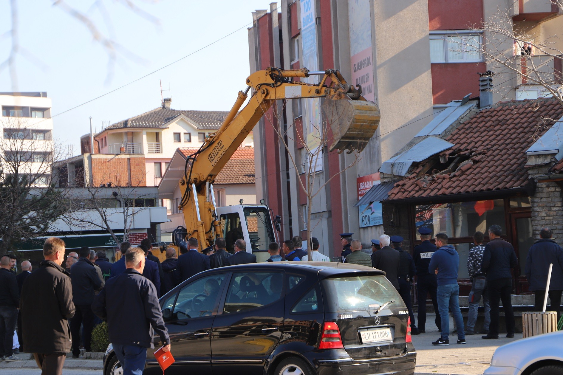 Nisën rrënimi i lokaleve në qendër të qytetit të Deçani