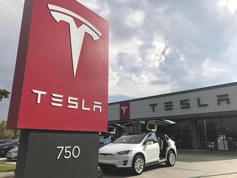 "Tesla", prodhuesja e automjeteve me vlerë më të lartë